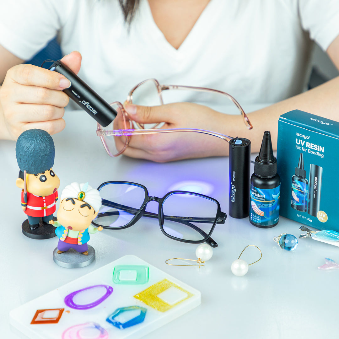 Rechargeable UV flashlight for fast curing of resins